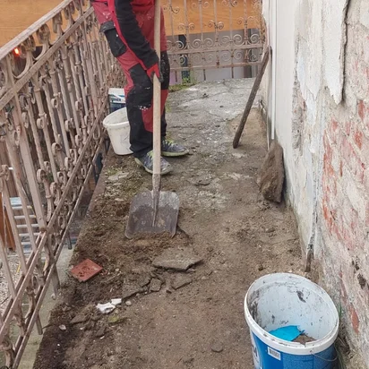 čistenie od zeliny, nafúkanej špiny, popraskanej nevhodnej vrstvy