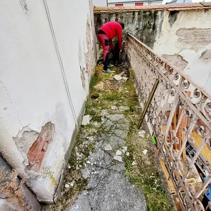 pavlač pred vyčistením pochôdznej strany