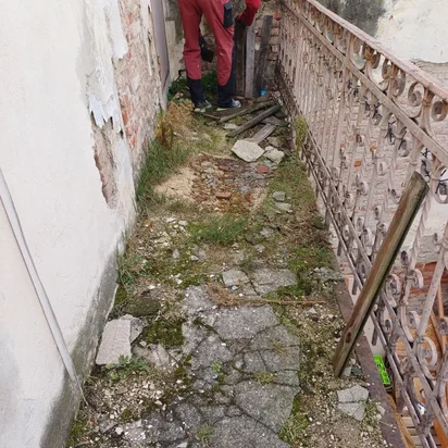 pavlač pred vyčistením pochôdznej strany