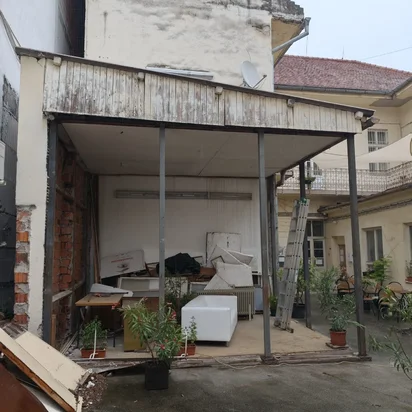 počas odstraňovania sme zistili, že drevené boli iba steny prístavby
